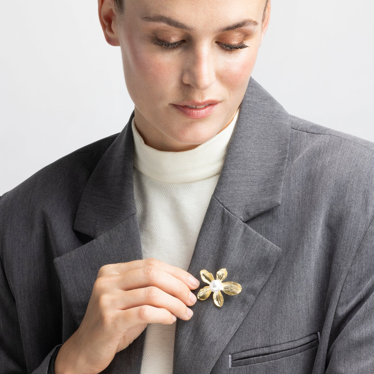 Broche con Perla Blanca acabado oro 18k - Lisrae