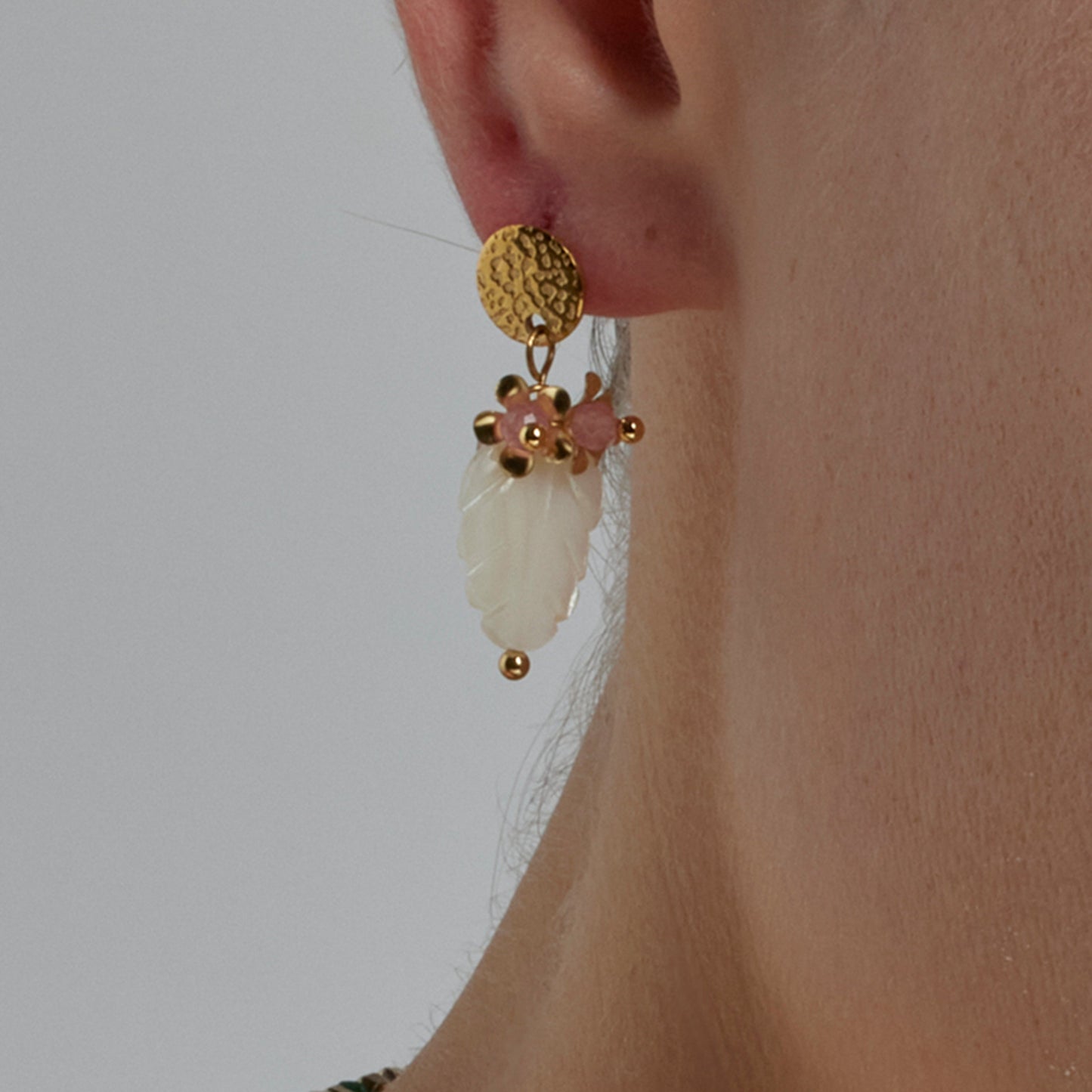 Pendientes con Madreperla Blanca acabado oro 18k - Gaudark