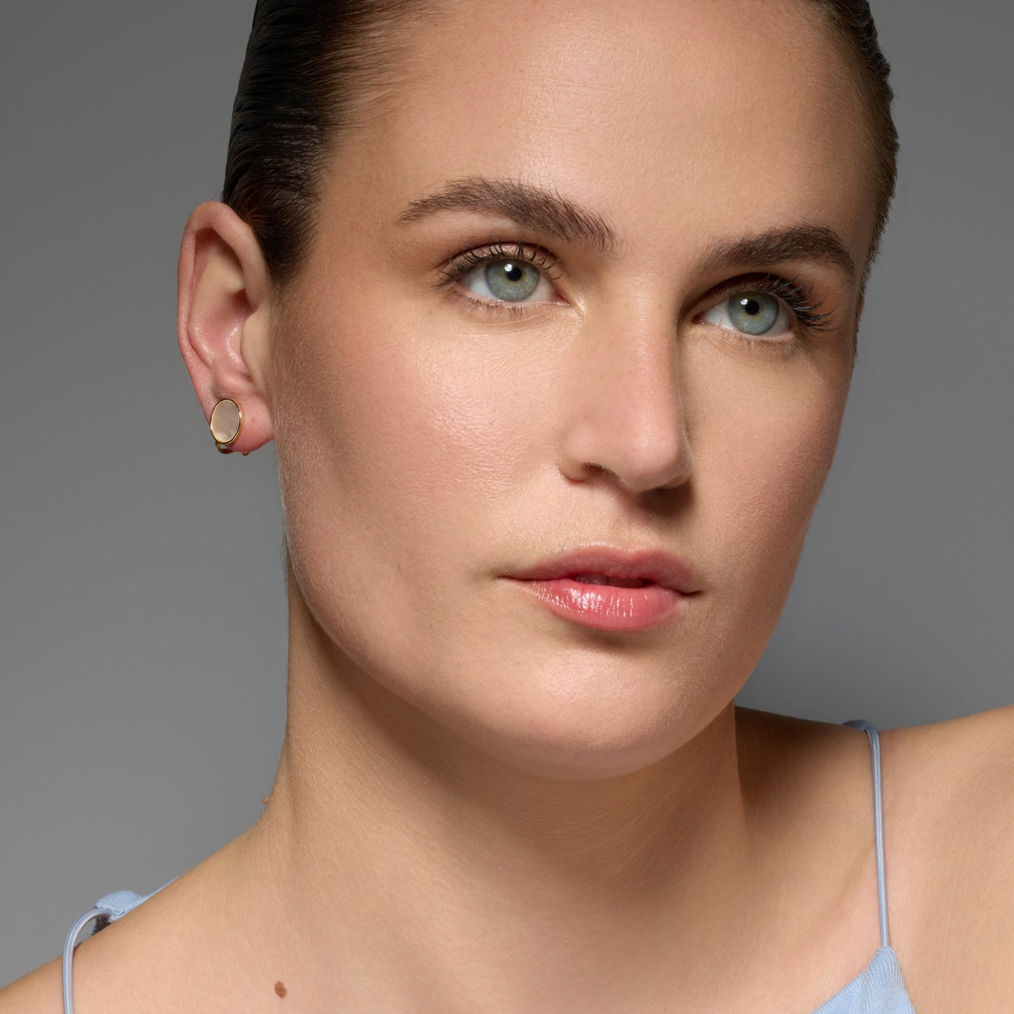 Pendientes acabado oro amarillo de 18k y Madreperla Blanca - Akil