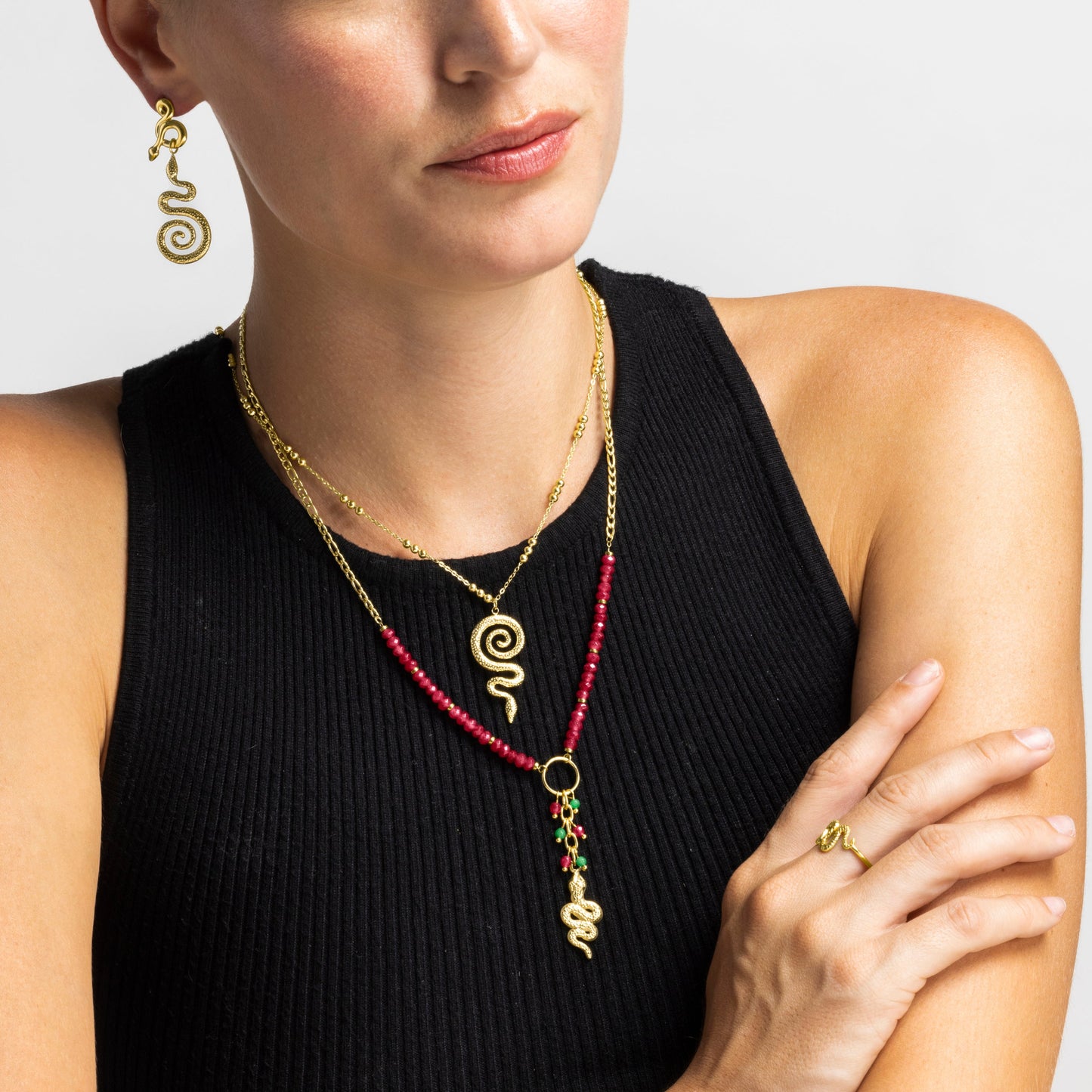 Collar con Cristal Rojo acabado oro 18k - Edrak