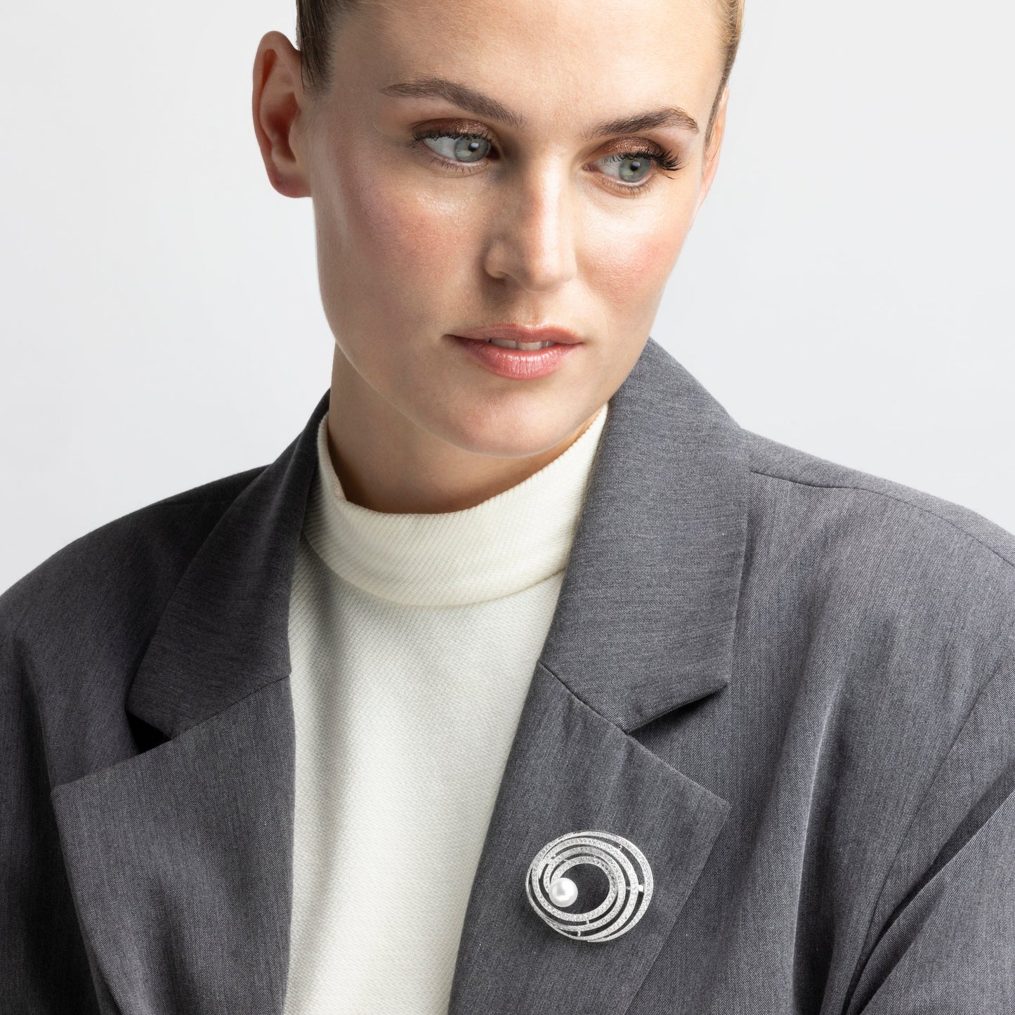 Broche con Circonita Brillante acabado plata - Telah