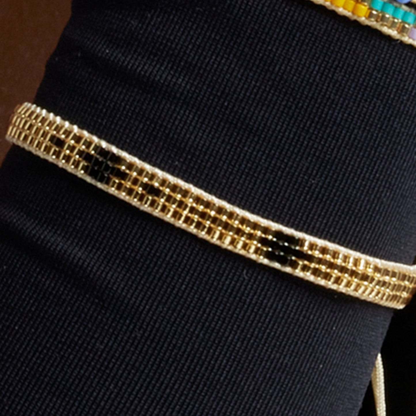 Pulsera con Cristal Negro acabado oro 18k - Sagruk