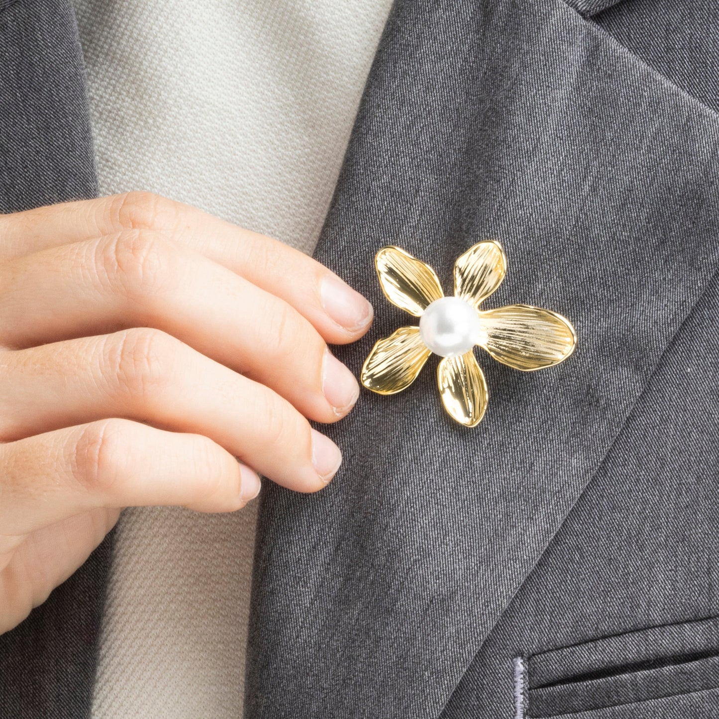 Broche con Perla Blanca acabado oro 18k - Lisrae