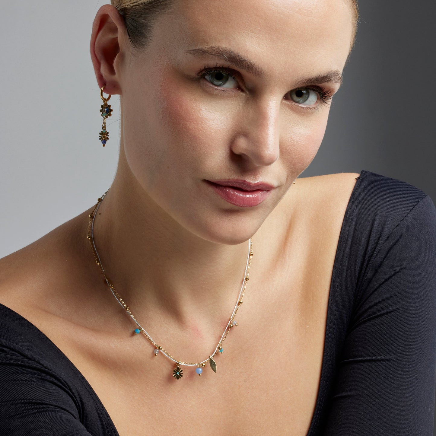 Pendientes con Cristal Azul Oscuro acabado oro 18k - Thase