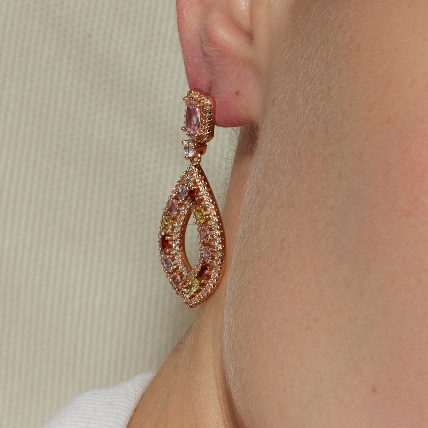 Pendientes con Circonita Multicolor acabado oro amarillo 18k - Roria