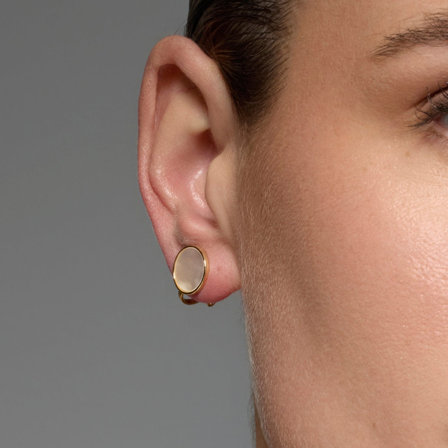 Pendientes acabado oro amarillo de 18k y Madreperla Blanca - Akil