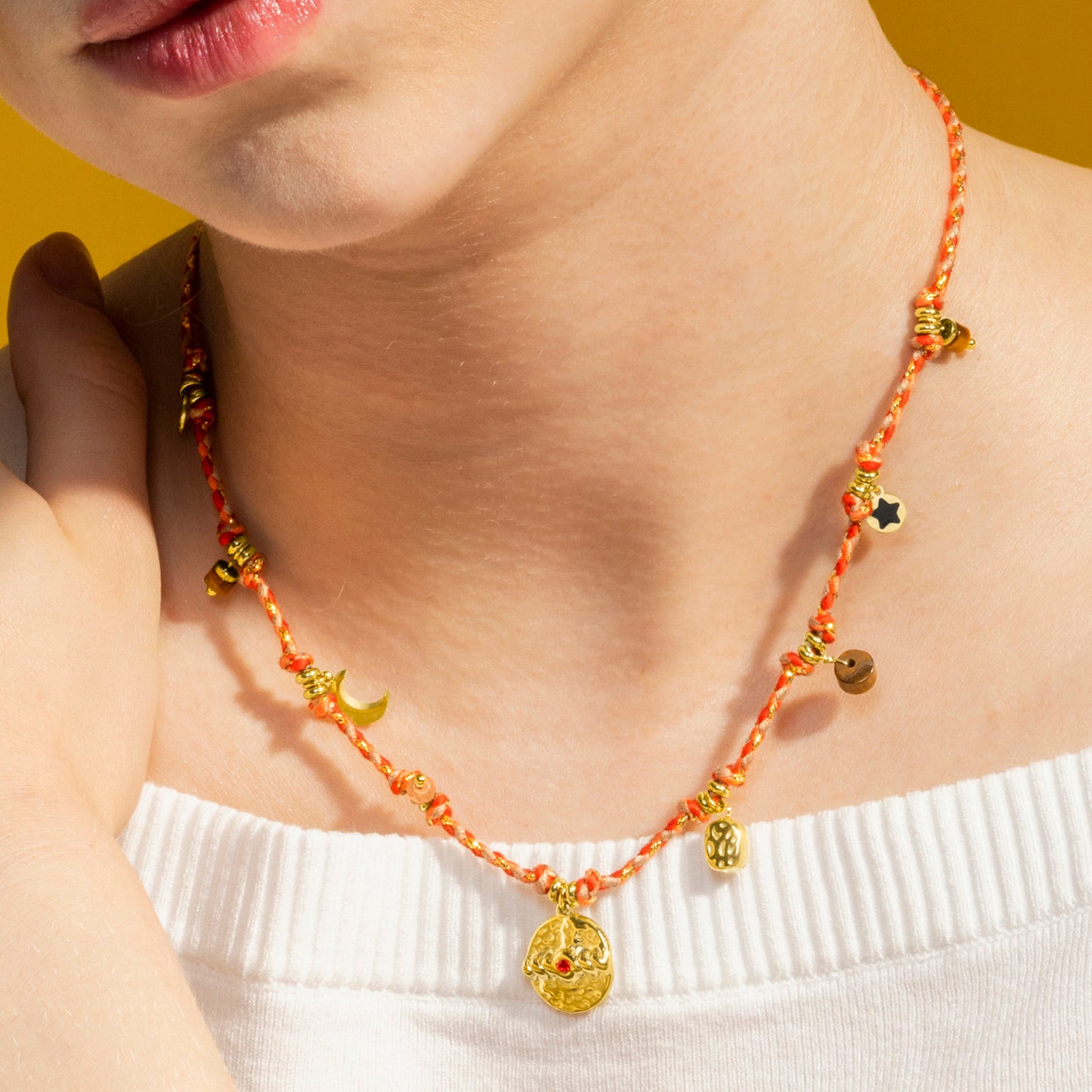 Collar con Cristal Azul Oscuro acabado oro 18k - Liskel