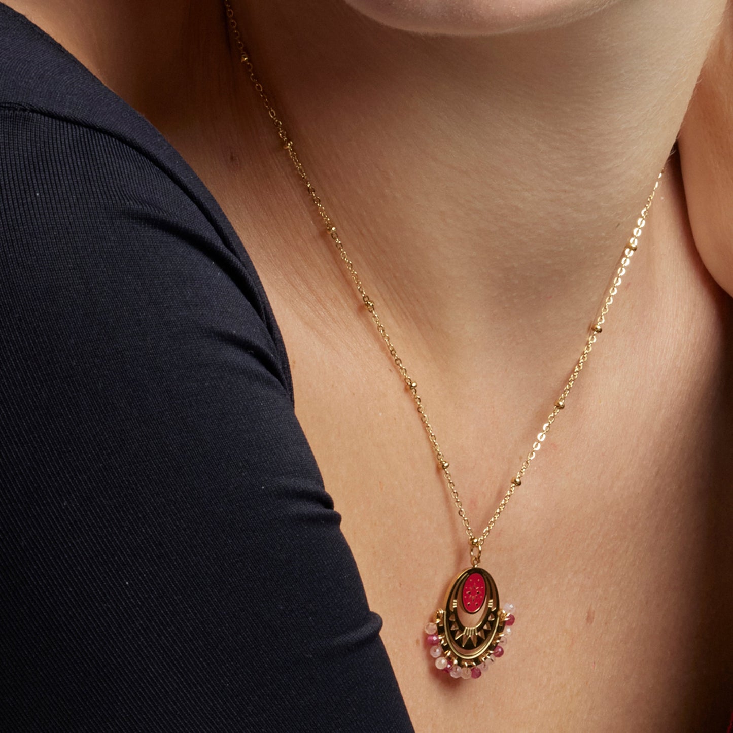 Collar con Cristal Rojo acabado oro 18k - Moku