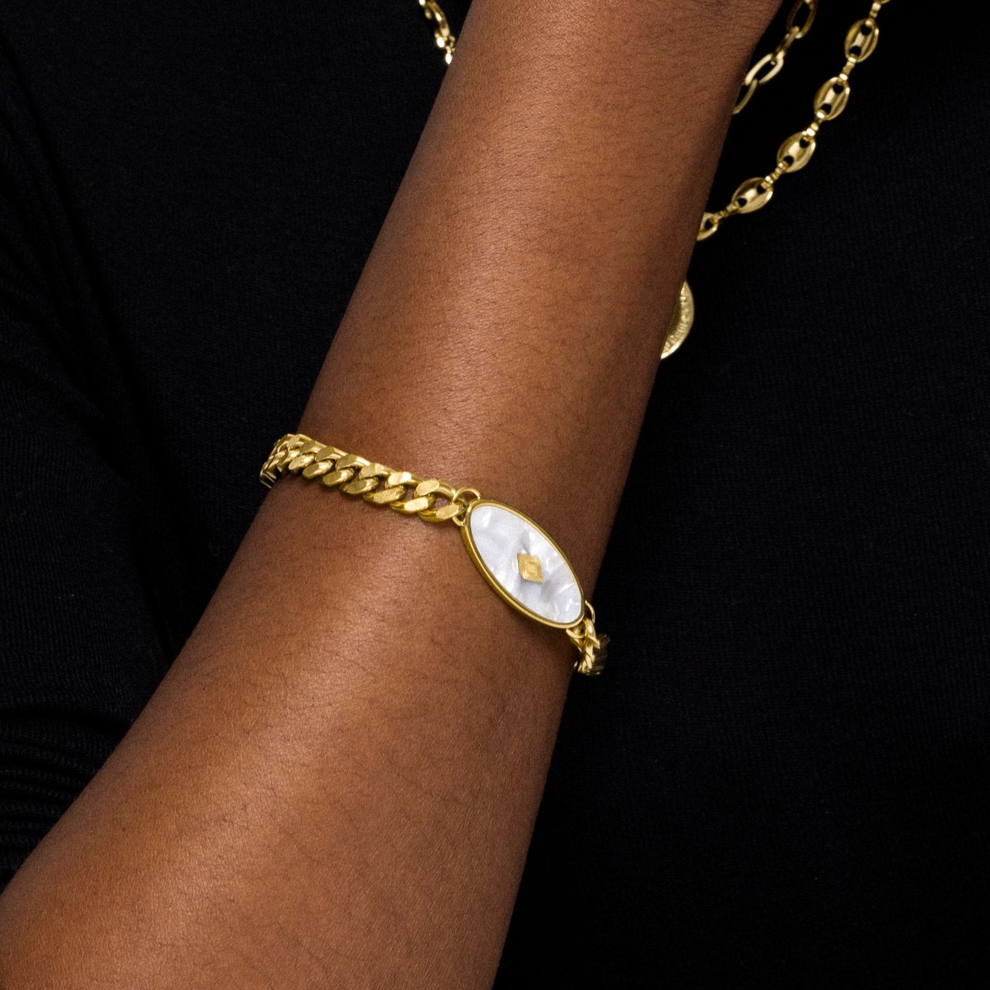 Pulsera Anleh acabada en oro amarillo 18k